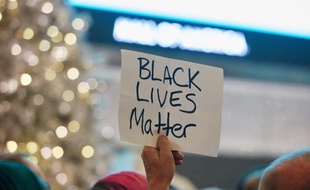Des milliers de personnes manifestent le 20 décembre 2014 à Bloomington, dans le Minnesota