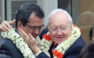 L'ancien président de la Polynésie française, Gaston Flosse félicite son successeur, Edouard Fritch, le 12 septembre 2014, jour de son élection