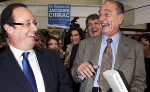 François Hollande et Jacques Chirac se dédicacent leur ouvrage respectif à la Foire du Livre de Brive, samedi 7 novembre 2009.