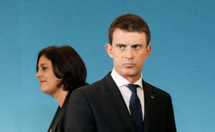 Le Premier ministre Manuel Valls et la ministre du Travail Myriam El Khomri à Matignon, à Paris le 4 novembre 2015