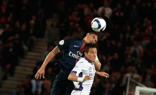 Le Toulousain Oscar Trejo dominé de la tête par le Parisien Thiago Silva lors du match de Ligue 1 entre le PSG et le TFC, le 7 novembre 2015 au Parc des Princes.