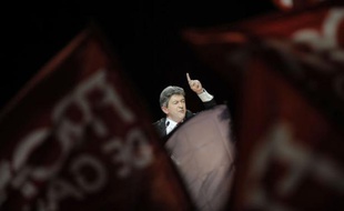 A la rencontre des syndicalistes de Peugeot et d'Alstom en Franche-Comté mardi, Jean-Luc Mélenchon, candidat du Front de gauche (FG) à la présidentielle, a une nouvelle fois concentré ses attaques sur le Front national, avec en prime quelques piques à François Hollande.