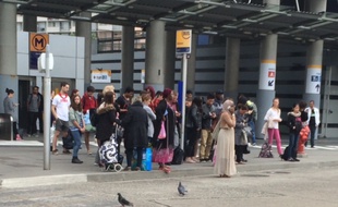 Des usagers toulousains qui attendent désespérément le passage de leur bus. Archives.