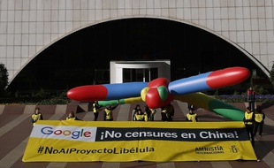 Des activistes d'Amnesty International manifestent à Madrid contre le projet de moteur de recherche censuré de Google pour la Chine, le 27 novembre 2018.