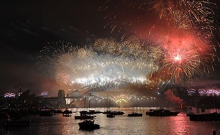 Après les îles du Pacifique Sud et la Nouvelle-Zélande, les traditionnels et spectaculaires feux d'artifice dans la baie de Sydney (Australie) ont ouvert lundi la ronde des festivités pour célébrer l'arrivée de 2013, sans avoir totalement dissipé les nuages dans la zone euro ni fait taire les armes en Syrie.