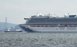 Le bateau de croisière "Diamond Princess", ancré en quarantaine, avec plus de 3.000 personnes à bord, au port de Yokohama, le 4 février 2020.
