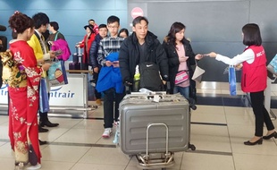Des touristes arrivent à l'aéroport du Chubu, près de Nagoya (Japon).
