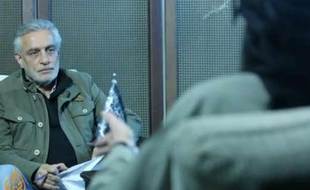 Le chef du front Al-Nosra, Abou Mohammed al-Joulani, (de dos) lors d'une interview avec le journaliste d'Al-Jazira, Tayseer Allouni.
