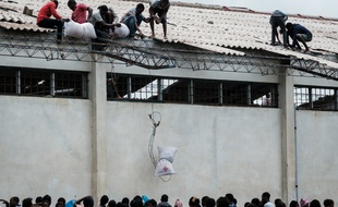 Une semaine après le passage du cyclone Idai, l'aide humanitaire s'organise à Beira, Mozambique, le 320 mars 2019.