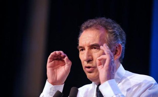 Le candidat MoDem à la présidentielle François Bayrou a expliqué jeudi qu'il n'avait "rien compris" aux chiffres avancés par Nicolas Sarkozy dans la présentation de son programme, renvoyant le président-candidat de l'UMP au "cours moyen deuxième année".