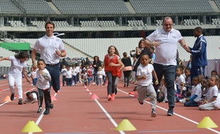 Patrick Baumann (à droite) et Tony estanguet font la course avec des enfants, lors de la visite du CIO au Stade de France, le 15 mai 2017.