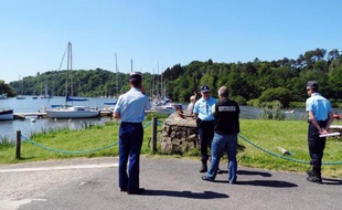 Des gendarmes le 13 juin 2014 au Port de Foleux, près de Béganne, site où un jeune homme de 19 ans est mort noyé jeudi soir