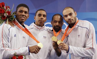 Jérôme Jeannet, Fabrice Jeannet et Ulrich Robeiri sur la plus haute marche de l'épée par équipe avec le quatrième homme: le remplaçant Jean-Michel Lucenay, privé de médaille, le vendredi 15 août à Pékin.