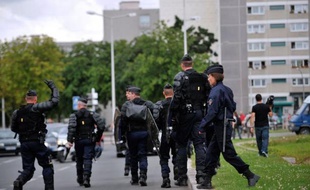 Cent policiers ont été envoyés mardi soir en renfort à Amiens, 24 heures après de violents affrontements entre jeunes et forces de l'ordre jugés inacceptables par l'Exécutif, qui ont fait 16 blessés parmi les policiers et plusieurs millions d'euros de dégâts au nord de la ville.