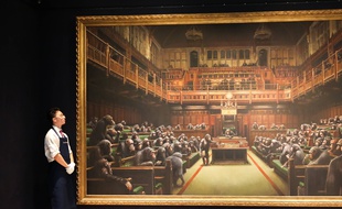 « Parlement dévolu » de Banksy a été dévoilée vendredi chez Sotheby's à Londres.