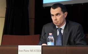Jusqu'à l'affaire Kerviel, Jean-Pierre Mustier, polytechnicien de 47 ans, était considéré comme le dauphin du PDG du groupe, Daniel Bouton. Certains en interne lui reprocheraient cependant d'avoir "inculqué une culture absolue du résultat dans tous les services de la banque" et "traité le contrôle des risques comme quantité négligeable".