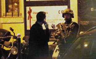 Un soldat près du Bataclan à Paris, après l'attentat qui a touché la salle de spectacle, le 13 novembre 2015