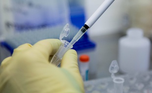 Un chercheur pendant une manipulation dans un laboratoire (Photo d'illustration)