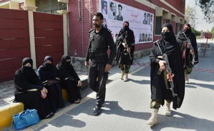 Forces de sécurité le 15 février 2016 à l'entrée de université Bacha Khan à Charsadda au Pakistan