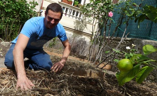 Dans la cour de Florence, ce « Potageur » plantera des courgettes cet été.