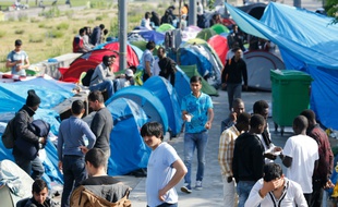 Des réfugiés dans un camp de fortune le 27 mai 2016 à Paris