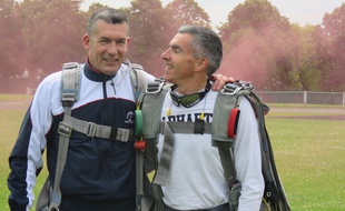 Eric Ferand (à gauche) et son accompagnateur à leur arrivée du saut en parachute.