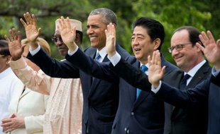 Barack Obama entre Idriss Deby Itno, Shinzo Abe et François Hollande lors du G7 le 27 mai 2016 à Shima