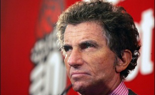 Jack Lang, candidat à l'investiture socialiste pour la présidentielle de 2007, a suggéré lundi la dissolution de l'Assemblée nationale, en affirmant que l'actuelle majorité était "quasiment morte".