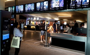 Le 21 juin 2020, au guichet de l'UGC des Halles, à Paris, lors de la réouverture des salles de cinéma.
