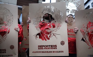 Des militants Reporters sans frontières à l'ambassade de Turquie à Paris en janvier 2018.