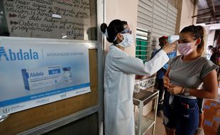 Une femme s'apprête à être vaccinée avec Abdala, le candidat-vaccin contre le Covid-19 mis au point par Cuba, lors d'un essai clinique, le 14 mai 2021.