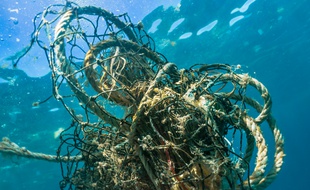 Les filets et autres engins de pêche sont une source de pollution plastique des mers et océans.