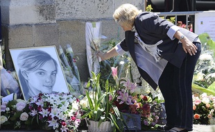 Une femme dépose des fleurs en hommage à Laëtitia Perrais, décédée en 2011.