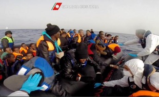 Photo tirée d'une vidéo de la garde côtière du 22 avril 2015 montrant l'opération de sauvetage des migrants au large de la Sicile