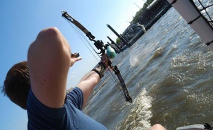 Il peut paraître difficile à première vue d'abattre un poisson en plein vol avec un arc et un harpon. Mais pas quand il s'agit d'énormes carpes et qu'elles sont si nombreuses que celle qu'on finit par atteindre n'est pas forcément celle que l'on visait.