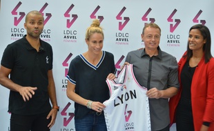 Tony Parker, Paoline Salagnac, Valéry Demory et Marie-Sophie Obama, le 2 octobre lors de la présentation du nouveau maillot de Lyon Asvel Féminin.