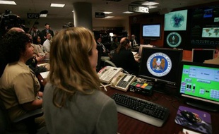 Des experts à leur poste au Centre d'opérations des menaces à l'agence américaine de renseignement NSA le 25 janvier 2006 à Fort Mead, dans le Maryland