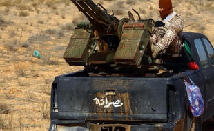 Un combattant de Fajr Libya lors d'affrontements avec les forces loyalistes libyennes à Tripoli le 5 janvier 2015