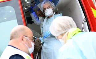 Les pompiers prennent en charge un malade suspecté d'être infecté par le coronavirus, le 6 avril 2020 à Lille.