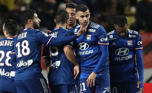 Rachid Ghezzal, ici félicité par ses partenaires après son but, dimanche à Monaco (1-3). VALERY HACHE