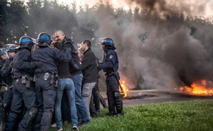 Des policiers repoussent les gardiens de prison qui manifestent contre les conditions de détention et leurs conditions de travail à la prison de Villefranche sur Saöne, le 6 mai 2014