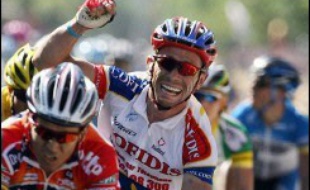 Jimmy Casper, un Picard de 28 ans, a surpris tous les grands noms du sprint pour remporter la 1re étape du Tour de France cycliste, dimanche à Strasbourg, où le maillot jaune a été endossé par l'Américain George Hincapie.
