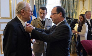 L'historien et sociologue Emile Poulat, décoré de la Légion d'honneur par le président François Hollande, le 9 décembre 2012 lors d'une cérémonie à l'Elysée, à Paris