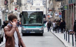 Un bus du réseau Star circule dans les rues de Rennes.