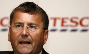 Le directeur général du géant britannique de la distribution Tesco, Philip Clarke, a renoncé à son bonus annuel pour tenir compte de performances décevantes, a annoncé mardi le groupe.