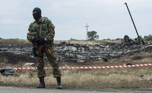 Un séparatiste pro-russe sur le site du crash du vol MH17, près de Hrabove, en Ukraine, le 19 juillet 2013.