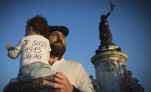 Rassemblement place de la République à Paris pour une veillée de commémoration du génocide arménien, 100 ans après, le 23 avril 2015