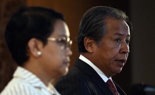 La ministre indonésienne des affaires étrangères Retno Marsudi (g) et son homologue de Malaisie Anifah Aman (R) s'adressent à la presse sur le sort des migrants, le 20 mai 2015 à Putrajaya (Malaisie)