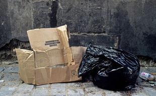Illustration de déchets laissés sur la voie publique