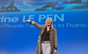 Marine Le Pen, candidate du Front national à la présidentielle, s'est posée dimanche à Châteauroux en championne de la "France rurale", vidée selon elle de ses services publics, et des chasseurs, qui restent "charnellement attachés à la tradition française".